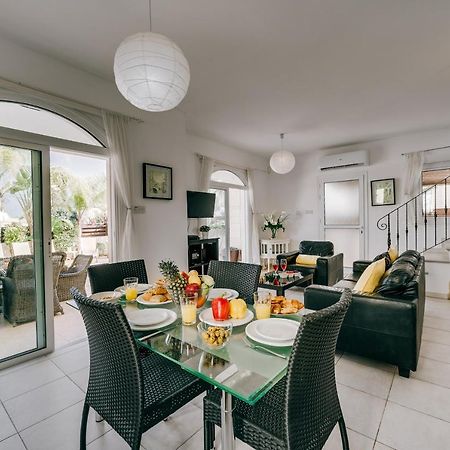 Villa Abbie Паралимни Екстериор снимка