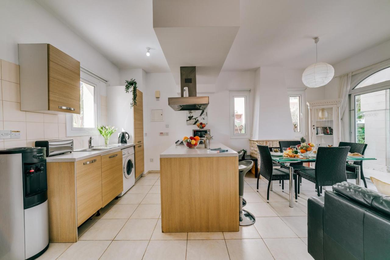 Villa Abbie Паралимни Екстериор снимка