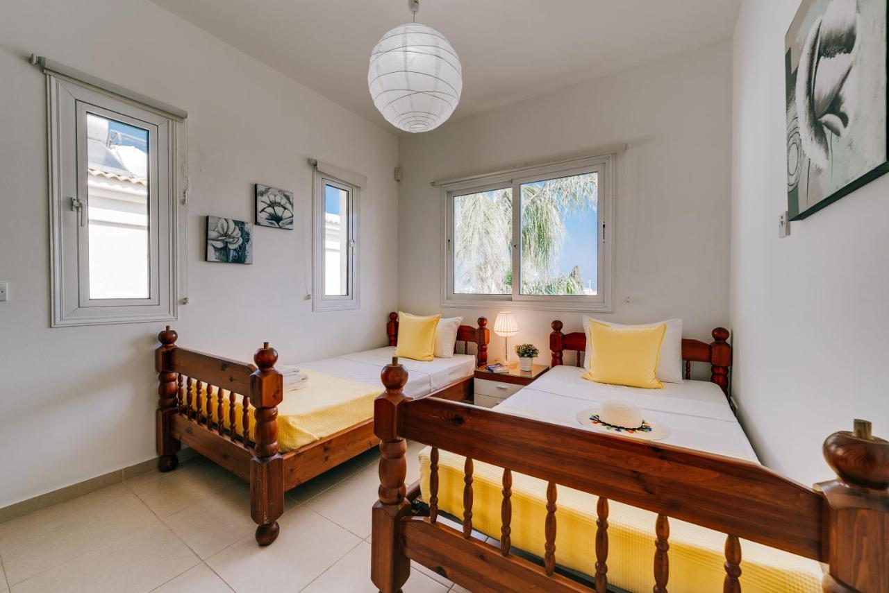 Villa Abbie Паралимни Екстериор снимка